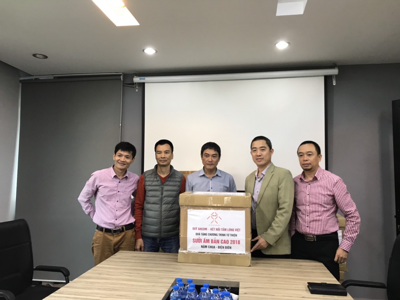Đại diện diễn đàn OtoFun với các thành viên của Quỹ AHCOM – Kết nối tấm lòng Việt